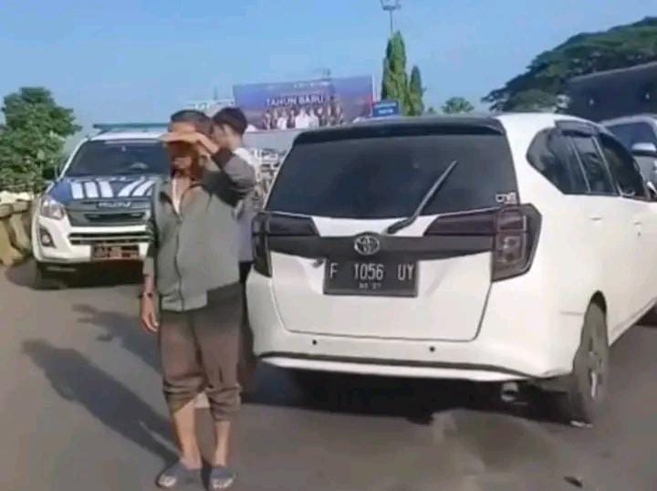 Mobil di Sentul Tabrak Pemotor, 3 Orang Luka-luka