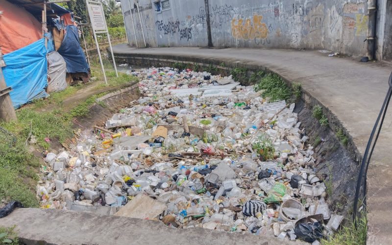 Jelang Akhir Tahun, Sampah Menumpuk di Anak Sungai Cikompeni Kecamatan Ciampea