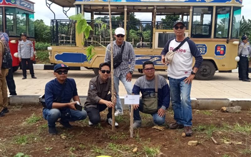 Peran nyata Hijaukan Kota Bogor, Ketua PWI dan Walikota Bogor Tanam Pohon