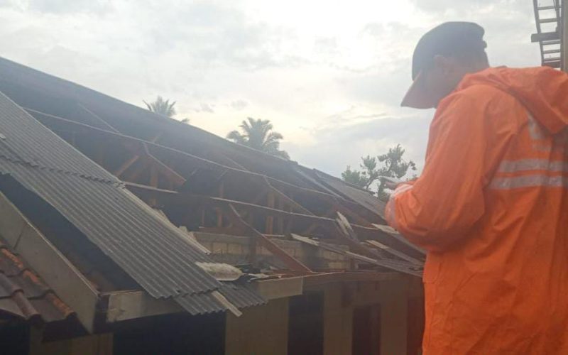 43 Rumah di Kemang Rusak Diterjang Angin Puting Beliung