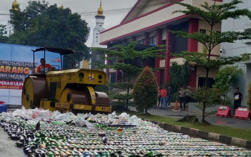 Polres Bogor Musnahkan 9.873 Botol Miras Ilegal Jelang Pergantian Tahun