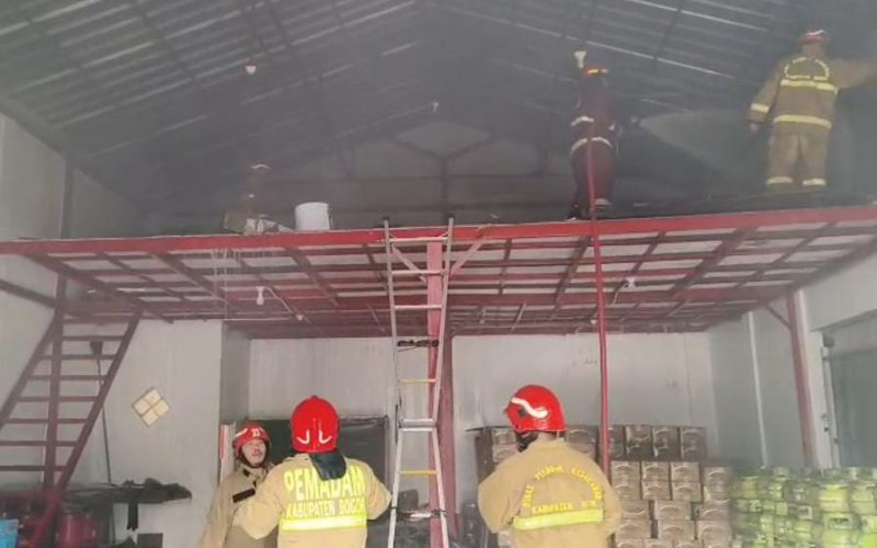 Korlseting Listrik Sebabkan Gudang Penyimpanan Kasur dan Sembako di Cileungsi Kebakaran