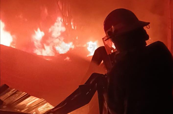 Rumah Industri Cat Spare Part Motor di Citeureup Kebakaran