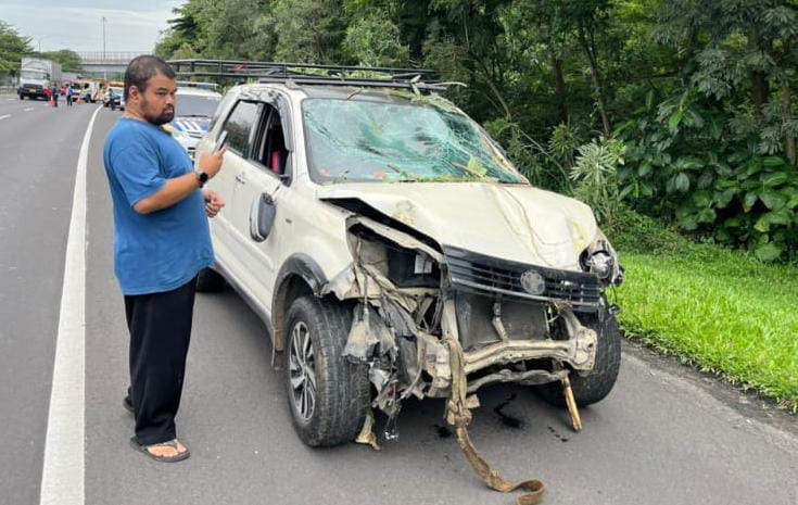 2 Mobil Adu Banteng di Tol Jagorawi Bogor Hingga Ringsek