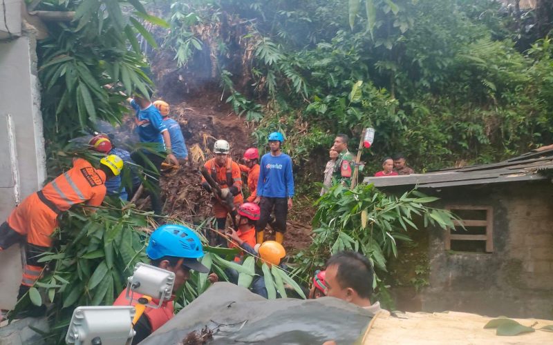 Tebing di Mulayaharja Lonsor Akibat Hujan Deras, Dua Bocah Tertimbun