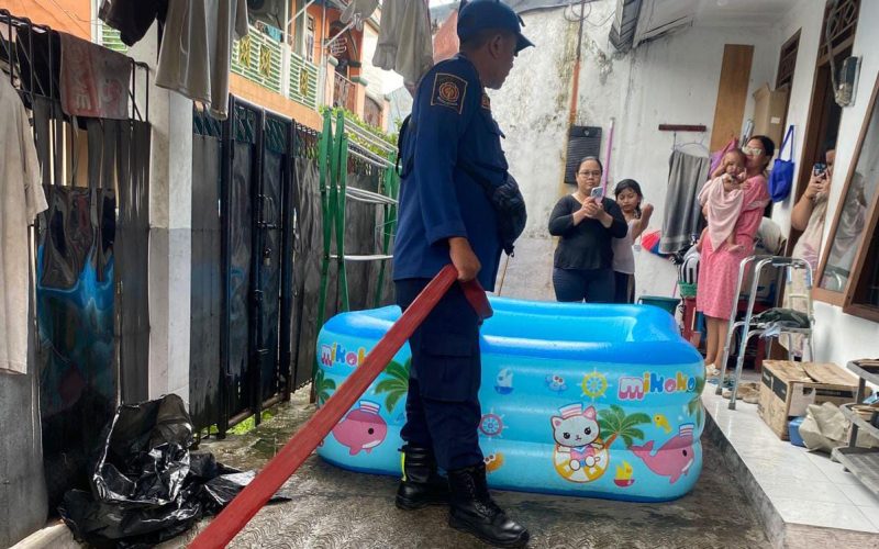 Damkar Isikan Air ke Kolam Karet di Ciomas Usai Bocah Nangis Minta Berenang