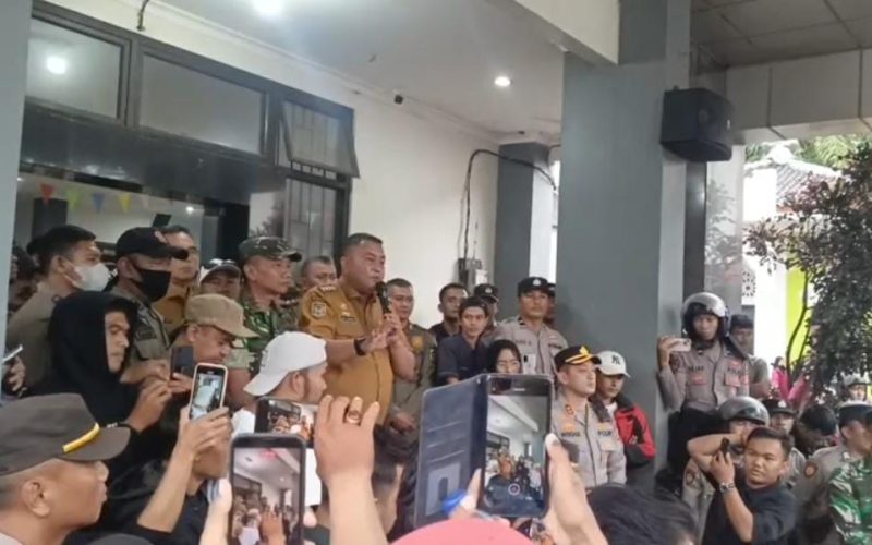 Didatangi Ratusan Massa, Bupati Bogor Janjikan Kompensasi Penutupan Tambang Dibayar Pekan Depan