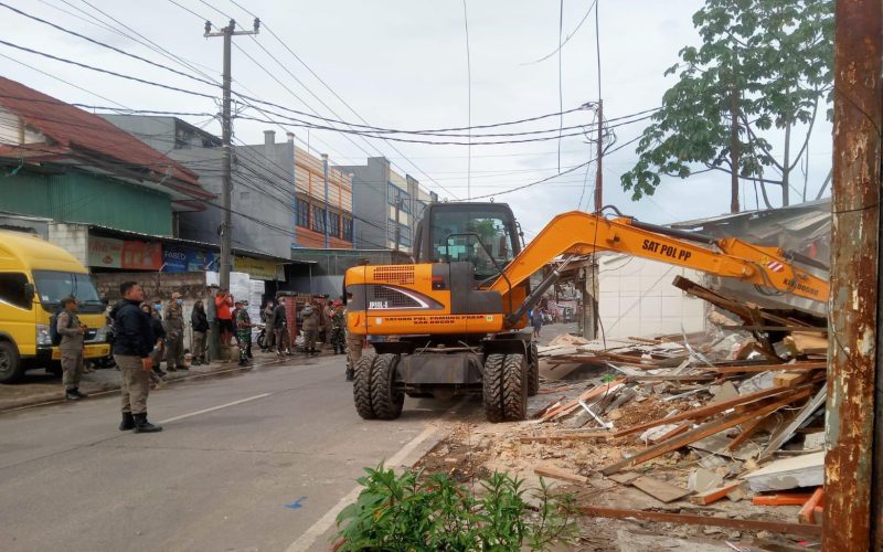 Terlihat Kumuh, Satpol PP Bongkar 17 Bangli di Cibinong