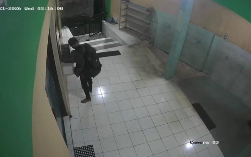 Dini Hari, Kotak Amal Masjid Al-Hikmah Bogor Jadi Sasaran Maling, Pelaku Terekam CCTV