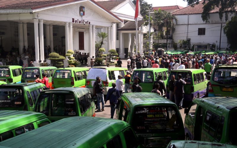 Ribuan Angkot dari 16 Trayek Serbu Balai Kota Bogor, Transportasi Diprediksi Lumpuh