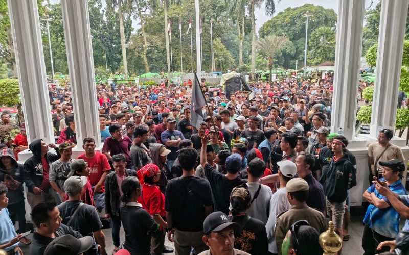 Ratusan Pengusaha dan Sopir Angkot Blokade Jalan Juanda Saat Aksi di Balaikota Bogor