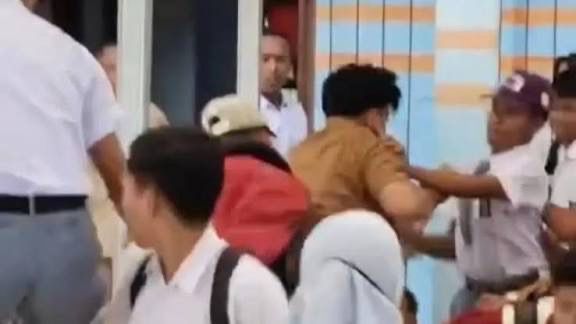 Guru Dikeroyok Siswa, Murid Dihina Guru: Potret Buram Sistem Pendidikan Kita