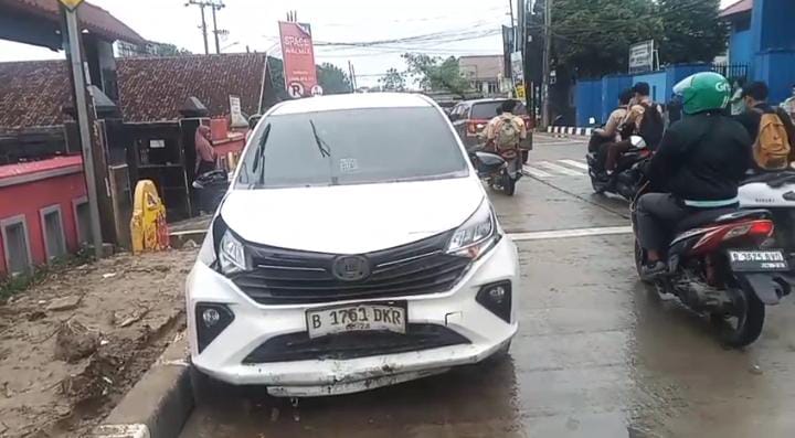 Laka Lantas di Jalan Raya Mohamad Toha, Mobil Rental Oleng Tabrak Diay Sepeda Motor
