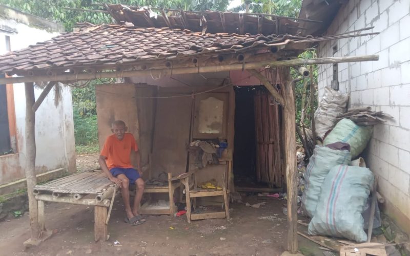 Miris, Rumah Reot Manula di Desa Sukasari Rumpin Roboh. Camat Icang Siapkan Bantuan