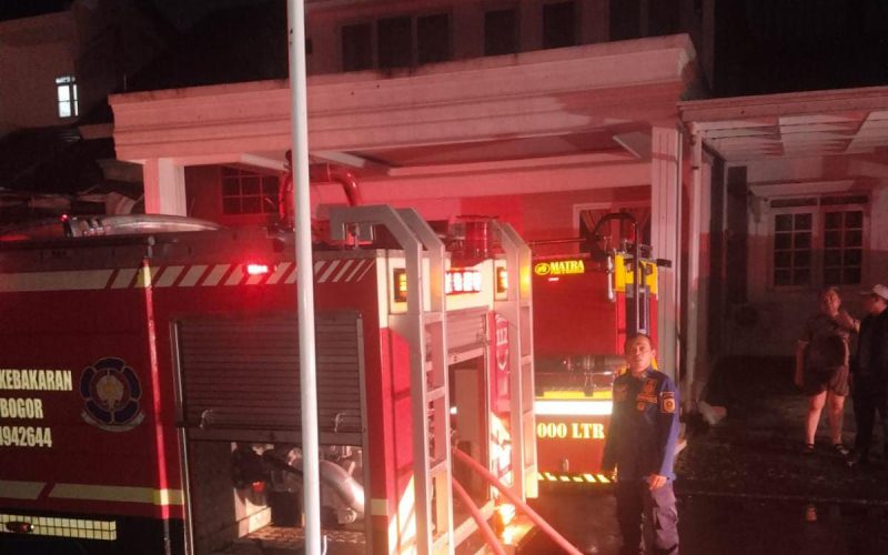 Gegara Korsleting Listrik, Rumah 2 Lantai di Gunungputri Terbakar