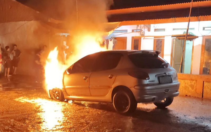 Korsleting Listrik Sebabkan Mobil Sport di Citeureup Terbakar