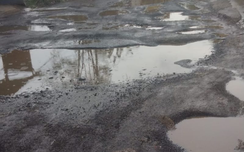 Jalan Raya Cicangkal Legok Rusak Parah, Warga Keluhkan Akses Penghubung Jalan Utama ke Tangerang