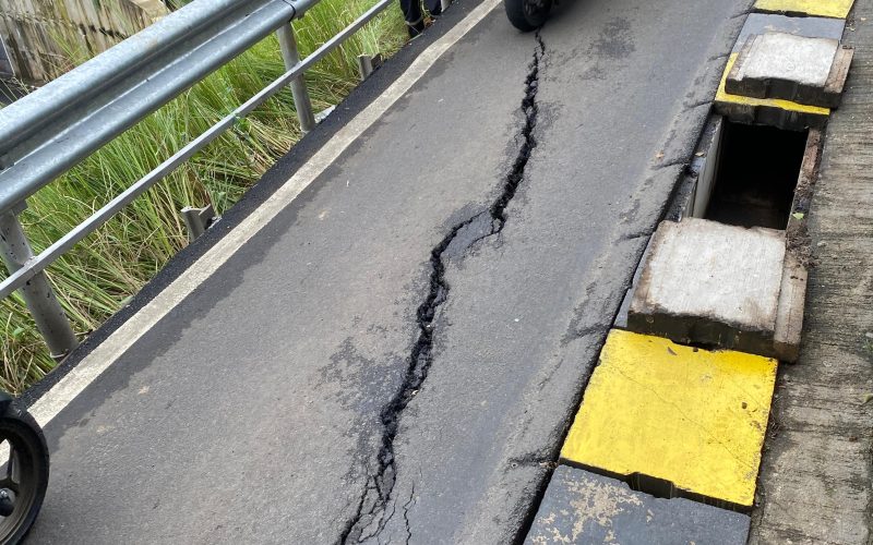 Jalan Sementara Roda Dua Batutulis Alami Retak