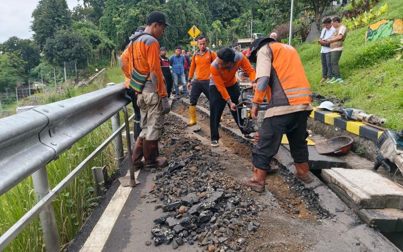 Jalur Sementara Roda Dua di Batutulis Retak, Jalan Kembali Ditutup