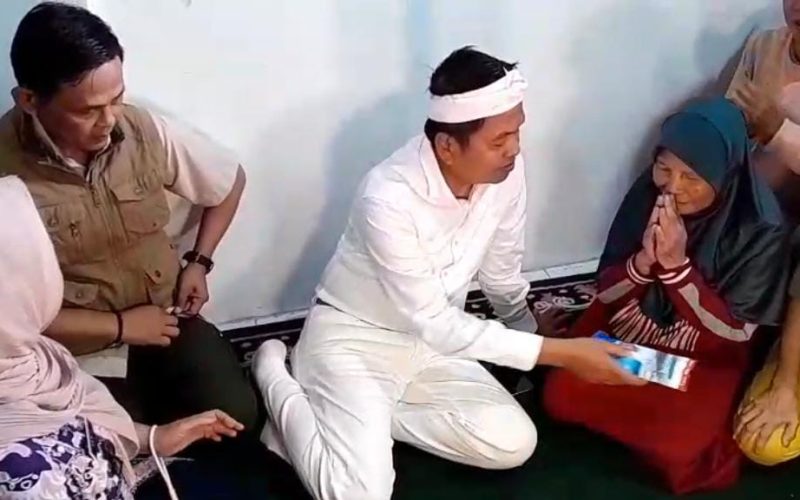 Datangi Keluarga Korban Longsor, Gubernur Jabar KDM Serahkan Bantuan Rp40 Juta