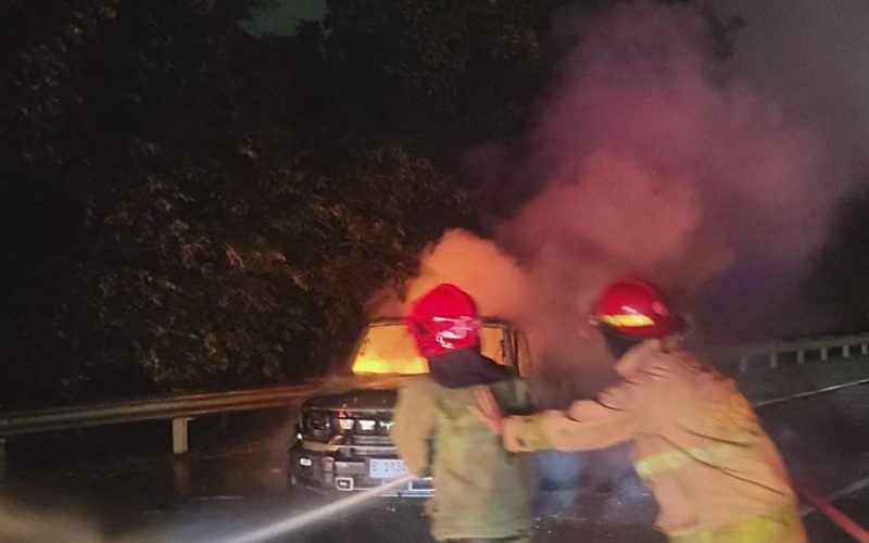 1 Mobil Terbakar Gegara Balap Liar di Tol Jagorawi, 2 Orang Alami Luka Bakar