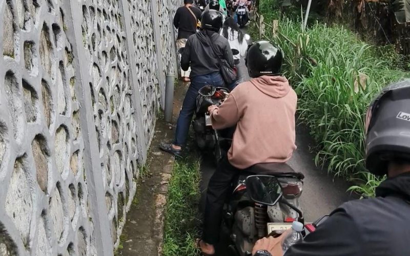 Penutupan Jalan Sementara Batutulis, Pengendara Motor Beralih ke Jalur Alternatif