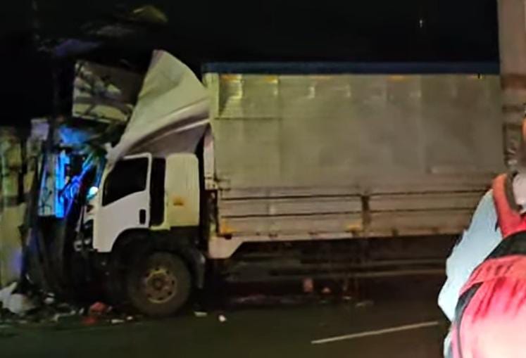 Gegara Tak Konsentrasi, Truk Tronton Tabrak Toko Spart Part Motor di Cibinong