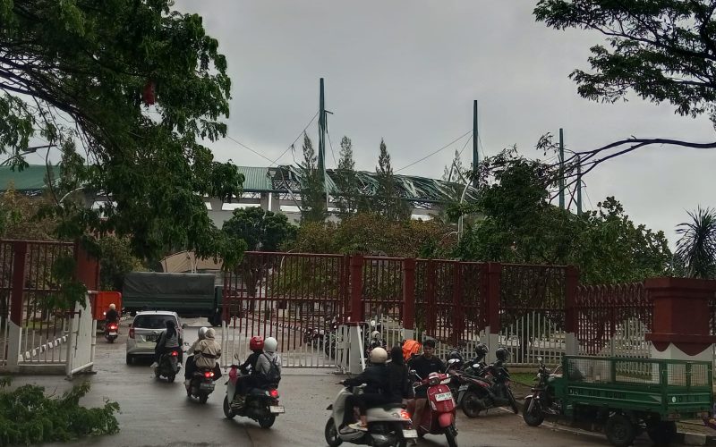 Angin Kencang Porak-porandakan Cibinong, Atap Gelora Pakansari Rusak dan Puluhan Pohon Tumbang