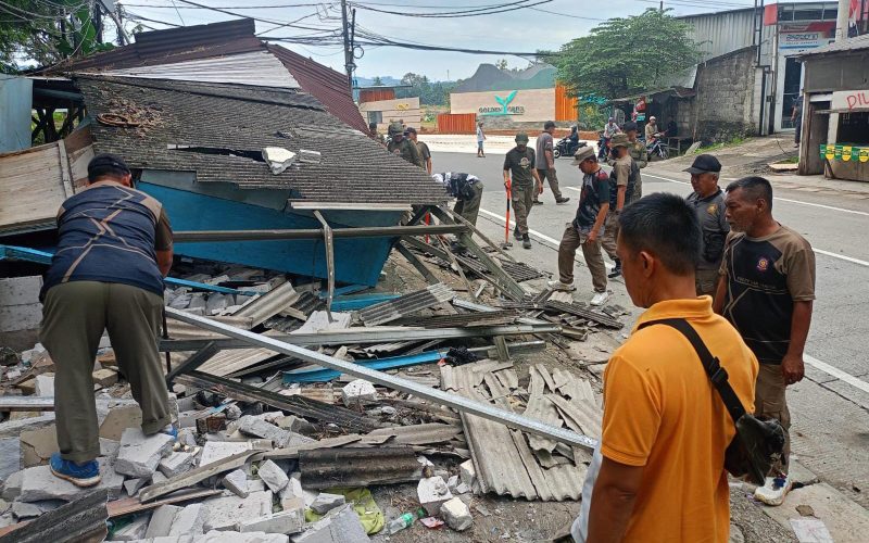 Satpol PP Bongkar 6 Bangli Milik PKL di Babakan Madang