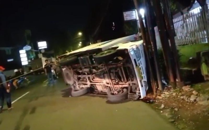 Orang Luka-luka Usai Truk Box Terguling dan Tabrak Tiang Listrik di Kota Bogor
