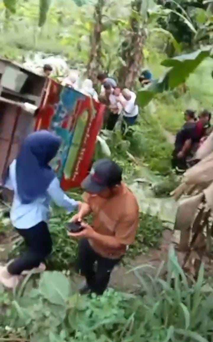 Rombongan Wisata Jatiombo Mobil Odong Odong Jatuh ke Jurang di Tanjakan Torogong Rumpin Bogor