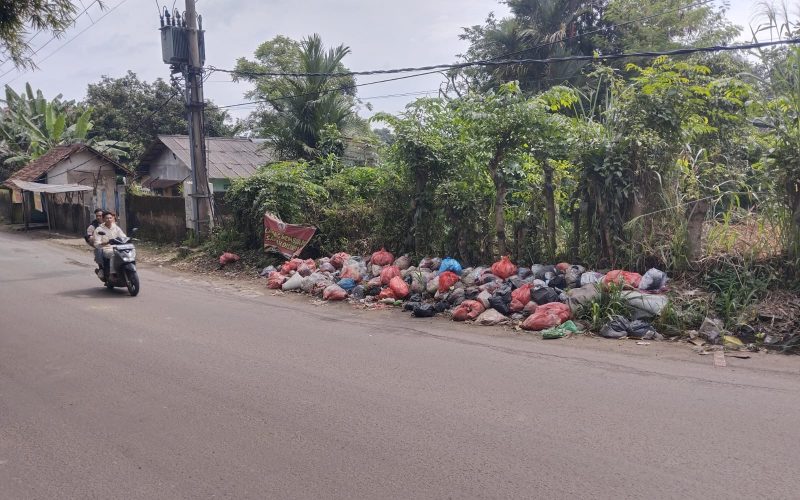 Ironis, Ruas Jalan KH Abdul Hamid Cibungbulang Berserakan Sampah