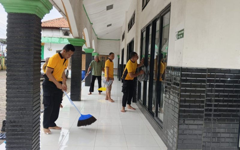 Jelang Ramadan, Polsek Rumpin Gelar Giat Bersih-bersih Masjid