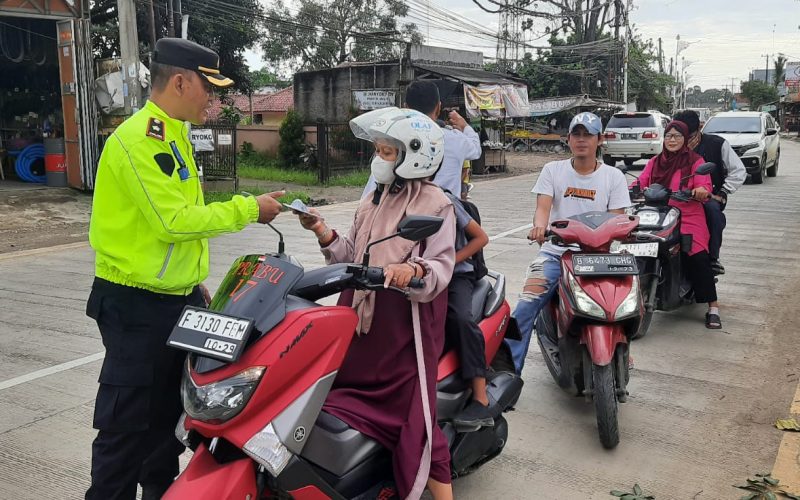 Kapolsek Parungpanjang Turun Langsung, Bagikan 100 Gembok Gratis Bagi Pemotor
