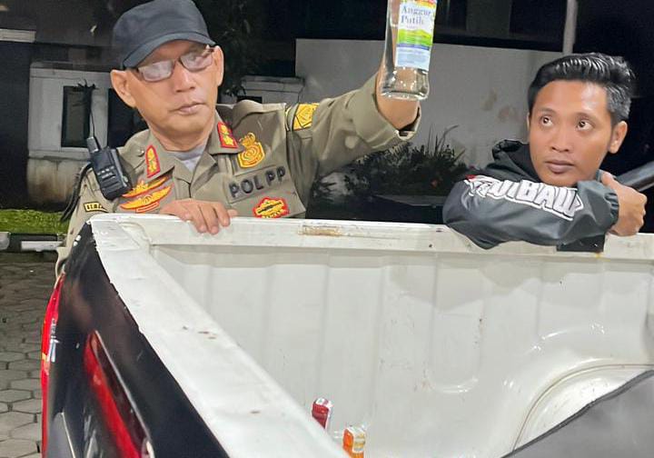 Razia Tempat Karaoke dan Warung Kelontong, 33 Botol Miras Ilegal Diamankan Satpol PP di Cibinong