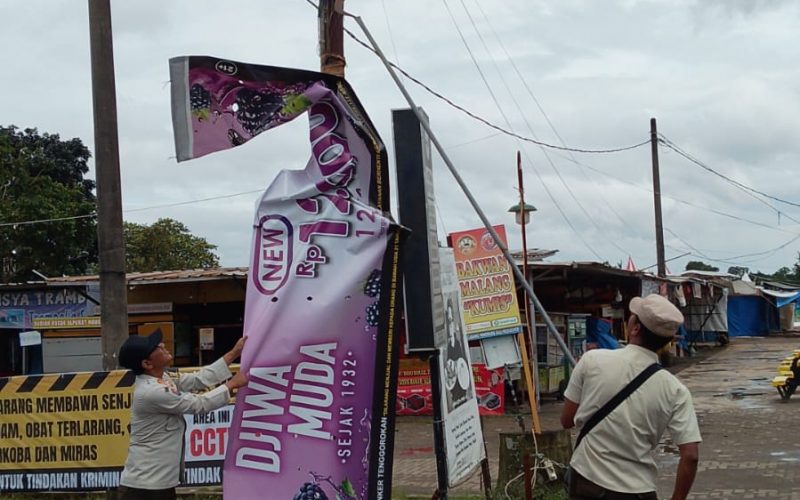 Cuaca Hujan, Satpol PP Ciseeng Tetap Babat 21 Spanduk Liar