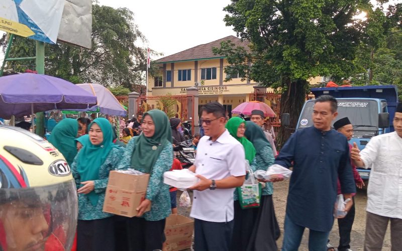 Kades dan TP PKK Cibinong Bagikan 400 Paket Takjil untuk Pengguna Kendaraan Bermotor