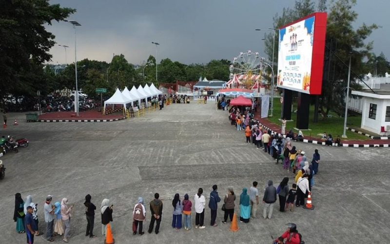 Diguyur Hujan, Warga Tetap Antre Serbu Gerakan Pangan Murah Polres Bogor di Pakansari