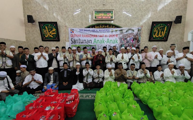 Masjid Jami Al Maghfiroh Santuni 100 Anak Yatim dan 400 Duafa
