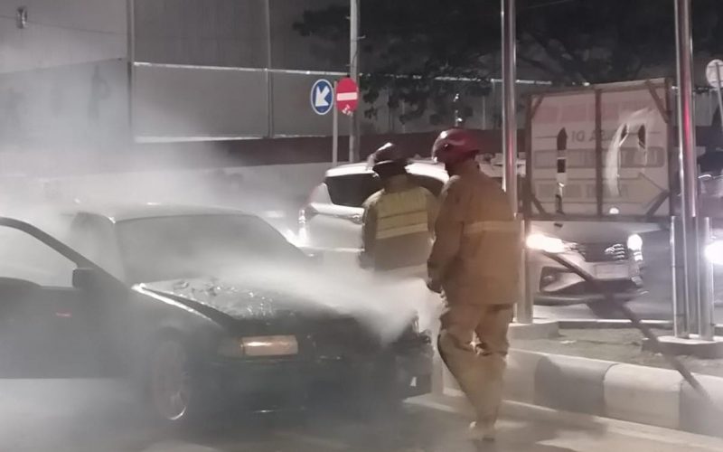 Gegara Korsleting Listrik pada Mesin, Mobil Sedan di Cibinong Terbakar