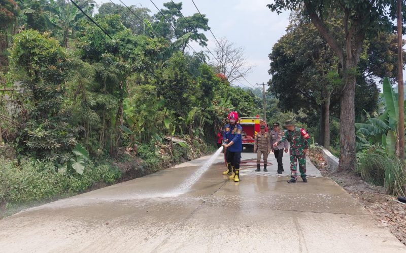 Demi Keselamatan Pengguna Jalan, Kapolsek Sukamakmur Bersama Muspika Bersihkan Puing Proyek