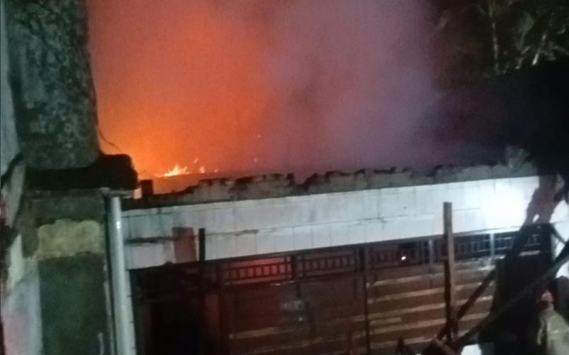 Korsleting Listrik Sebabkan Rumah Makan Warteg di Citeureup Terbakar