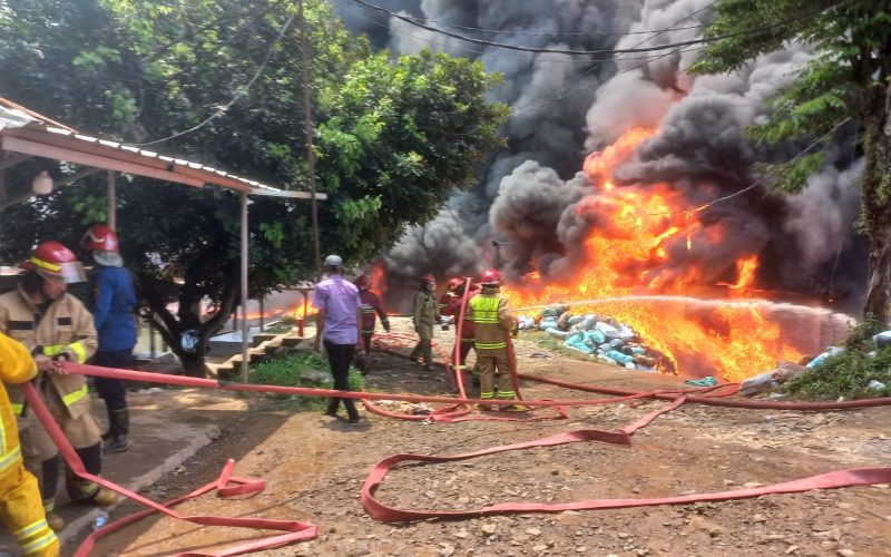Petugas Damkar Sulit Padamkan Kobaran Api Pabrik Helm di Rumpin, Ini Sebabnya