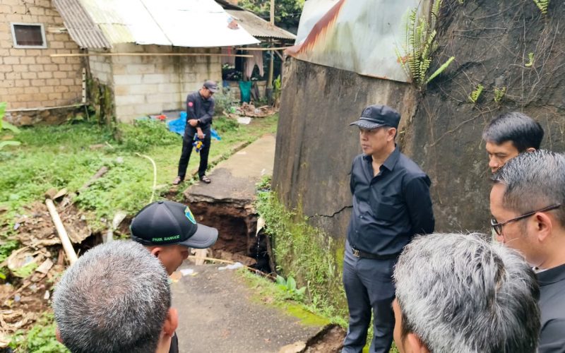 Anggota DPRD Kota Bogor, Edi Kholki Tinjau Jembatan Amblas di Pamoyanan, Dorong Perbaikan Demi Pulihkan Akses Warga