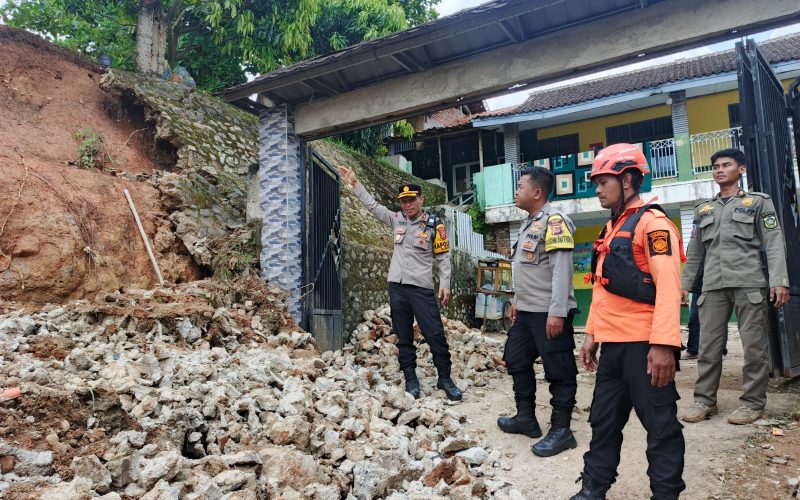 Akibat Hujan Deras, Rumah di Desa Leuwibatu Rumpin Terendam Banjir dan Tanah Longsor