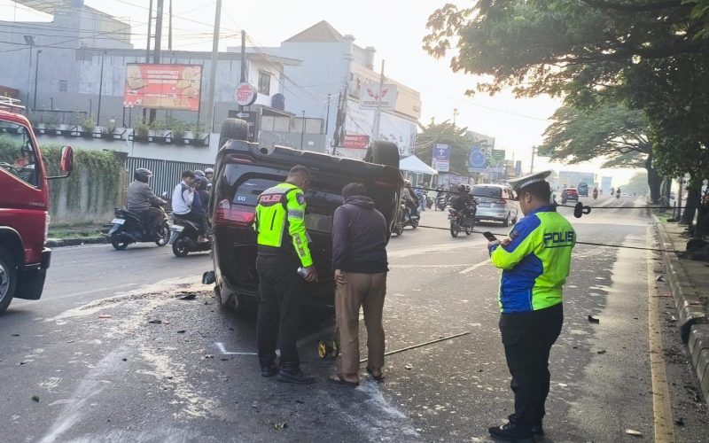 Mobil Fortuner Terguling usai Tabrak Tiang Lampu di Gunungputri