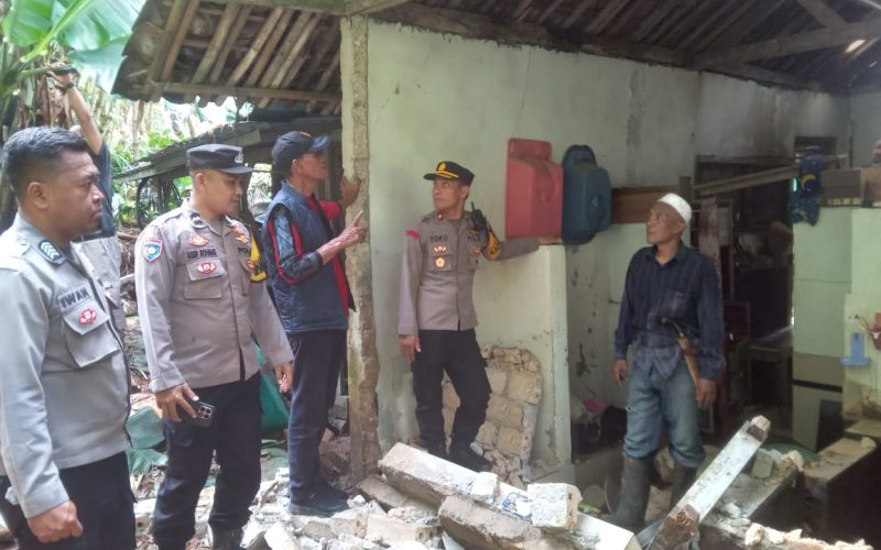 Dua Rumah Warga Rumpin Alami Pergerakan Tanah, Ini Hasil Peninjauan Kapolsek dan Kades Sukamulya