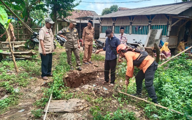Pergerakan Tanah di Kampung Ciisirung Rabak, 9 Kepala Keluarga Mengungsi