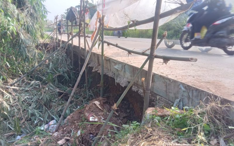 Tanah Landasan di Jalan Desa Jampang Gunungsindur Longsor, Pemdes Bergerak