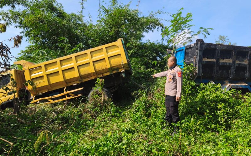 Polisi Rumpin dan Warga Evakuasi Mobil Truk Hampir Terjun kedalam Jurang, Ini Caranya